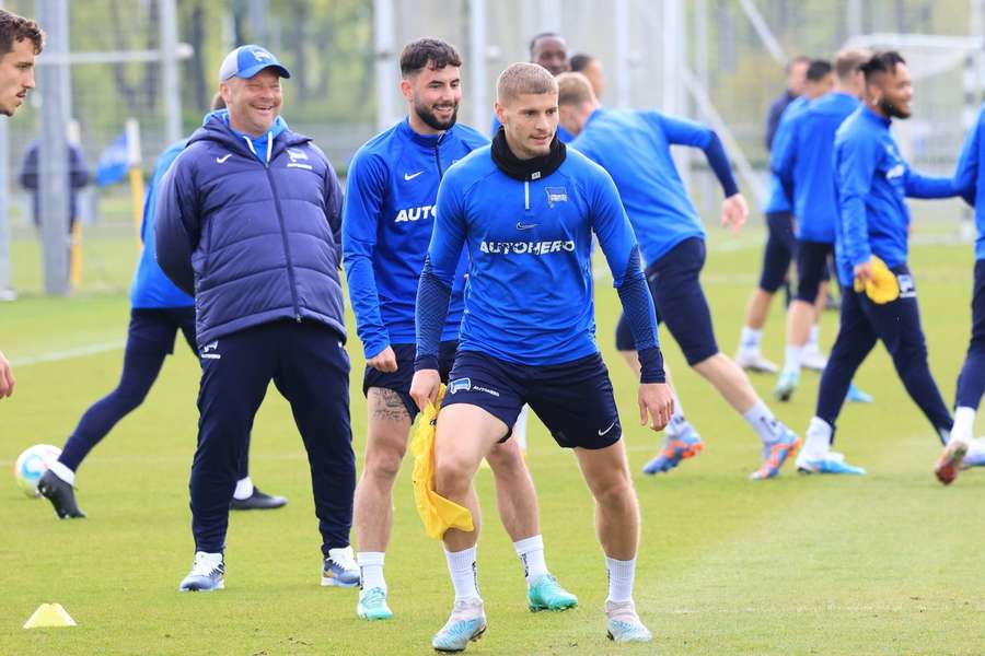 Marton Dardai (M.) wird bei Hertha BSC von seinem Vater Pal (l.) trainiert.