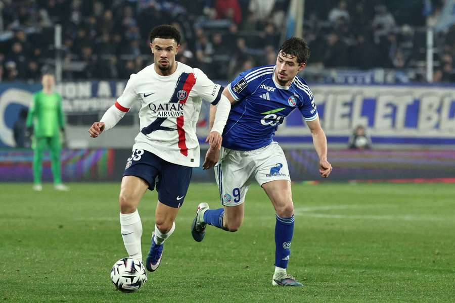 Joaquín Panichelli persigue a Warren Zaïre-Emery