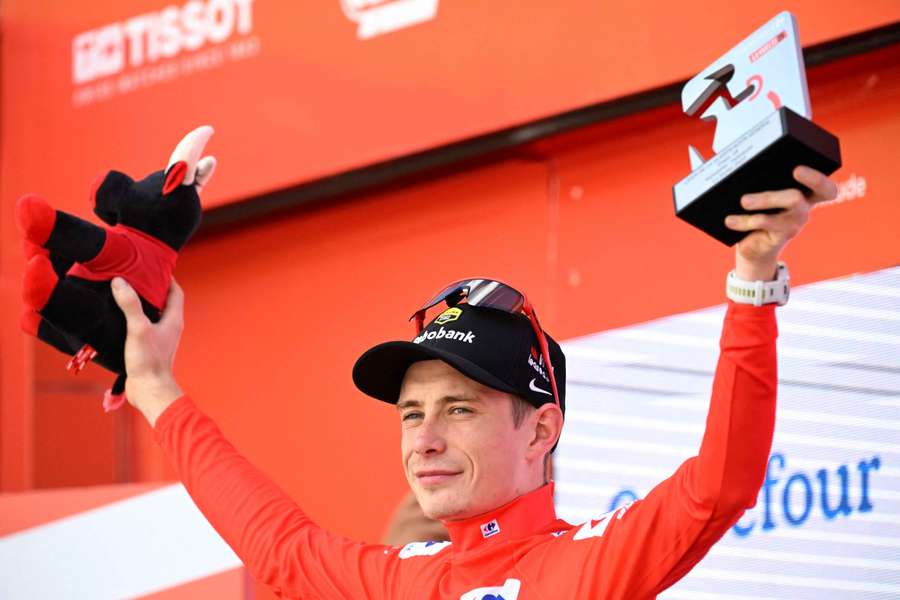 Jonas Vingegaard in maglia rossa sul podio della Vuelta 2025 Jonas Vingegaard in maglia rossa sul podio della Vuelta 2025