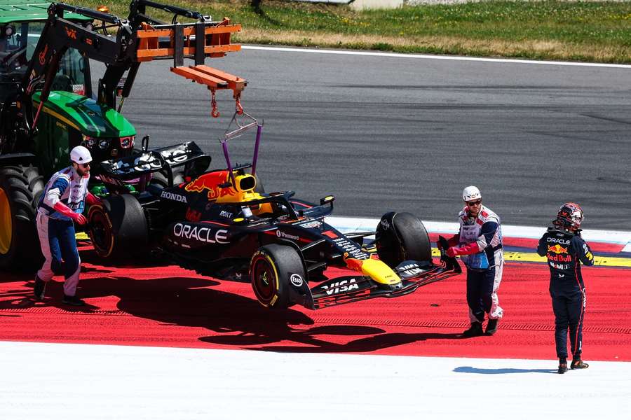 Max Verstappens Red Bull wird in Runde 1 abgeschleppt.