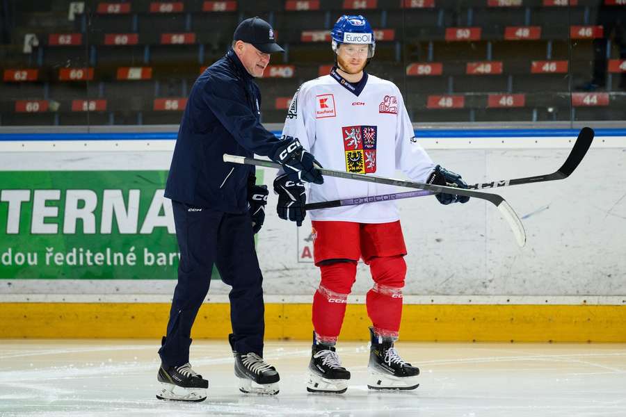 Radim Rulík a Oscar Flynn na tréninku hokejové reprezentace před Švédskými hokejovými hrami. 