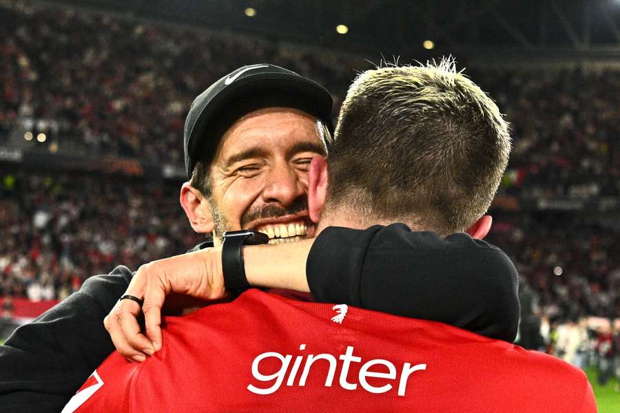 Herzliche Umarmung zwischen Trainer Schuster und Ginter nach dem Einzug ins Europa-League-Finale Herzliche Umarmung zwischen Trainer Schuster und Ginter nach dem Einzug ins Europa-League-Finale