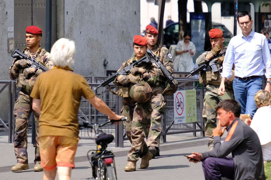 Soldados franceses patrulham a estação de Montparnasse, em Paris, no início do ano