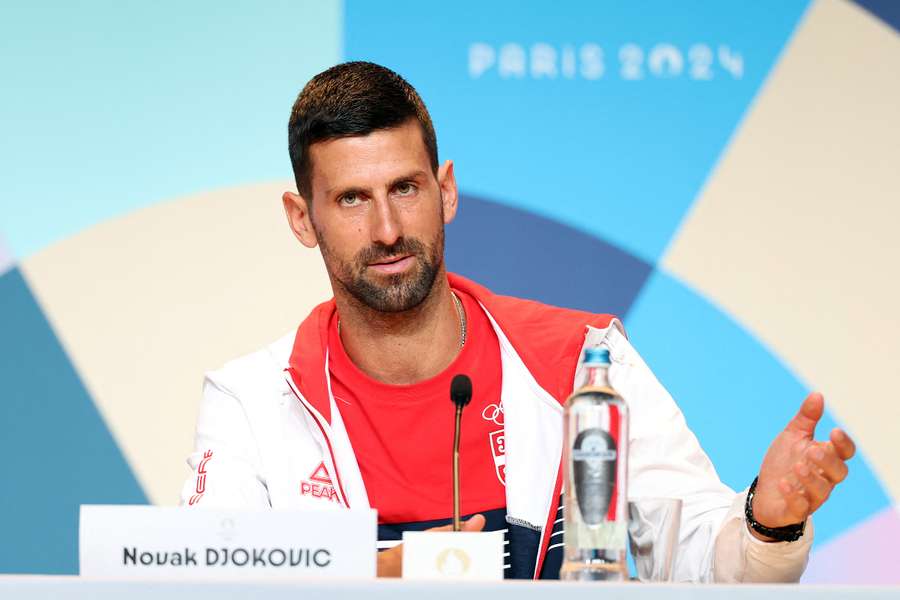 Novak Djokovic durante entrevista da equipe sérvia