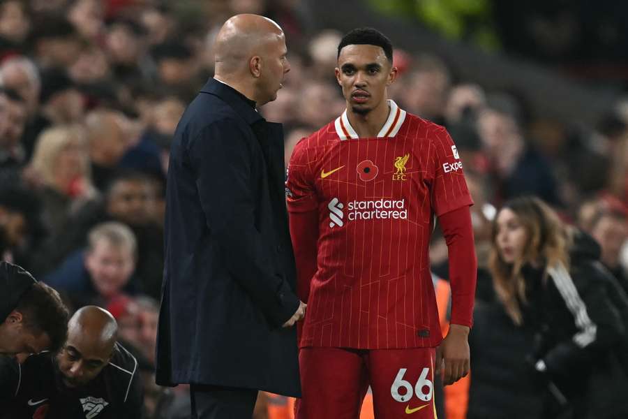 Arne Slot in gesprek met Trent Alexander-Arnold in het duel met Aston Villa