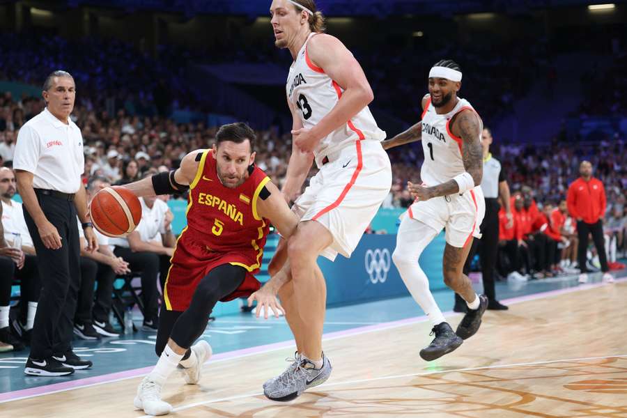 Rudy Fernández intenta zafarse de Kelly Olynyk