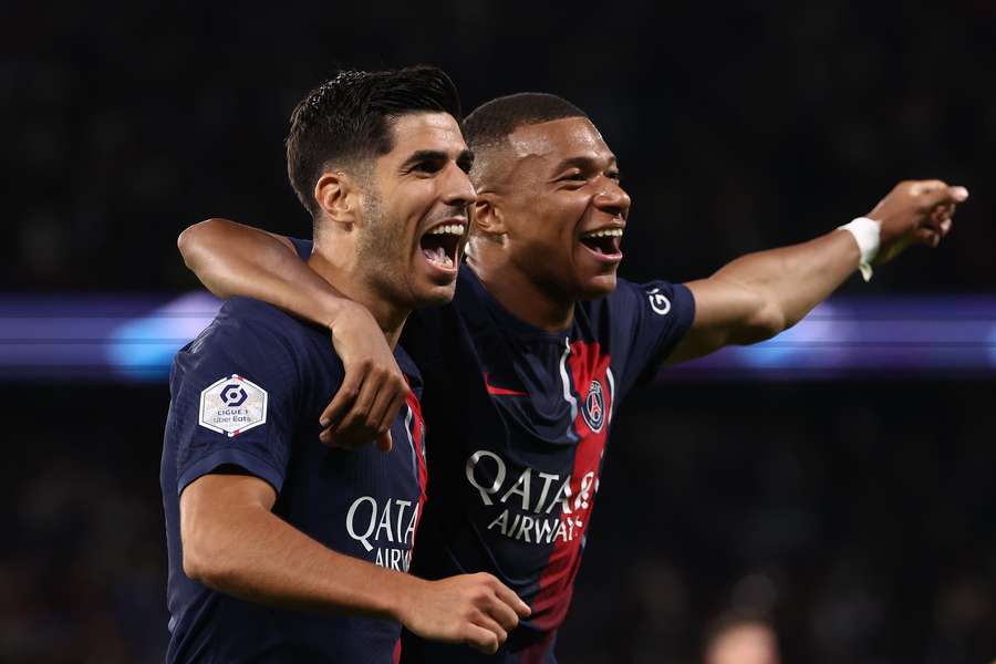 Mbappé et Asensio célèbrent le premier but du PSG. 