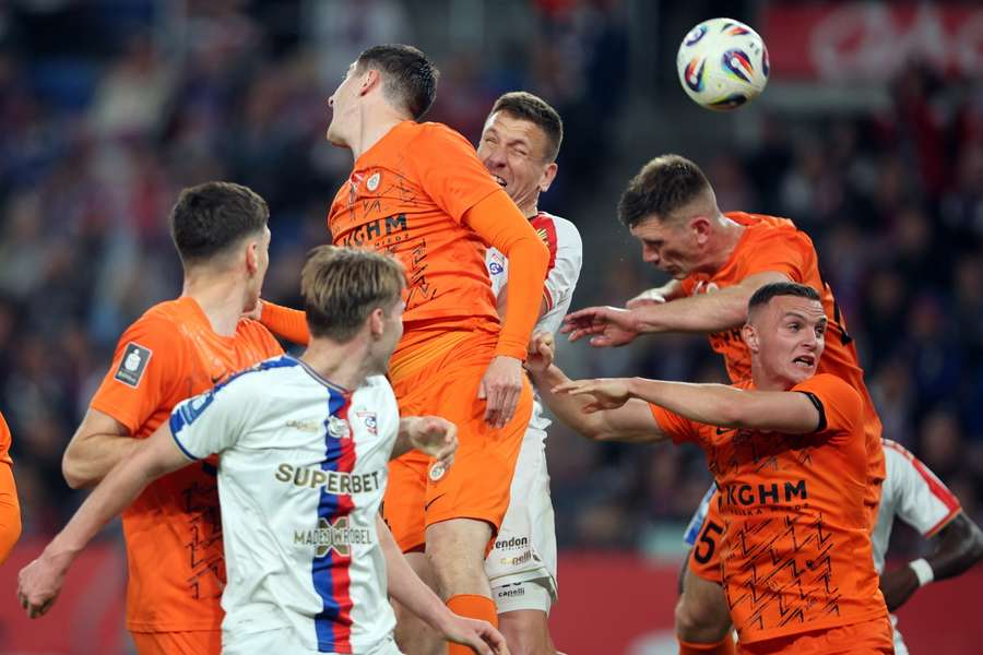 Zabrze, 09.05.2026. Piłkarz Górnika Zabrze Rafał Janicki (C-P) podczas meczu 32. kolejki Ekstraklasy z KGHM Zagłębiem Lubin. Zabrze, 09.05.2026. Piłkarz Górnika Zabrze Rafał Janicki (C-P) podczas meczu 32. kolejki Ekstraklasy z KGHM Zagłębiem Lubin.