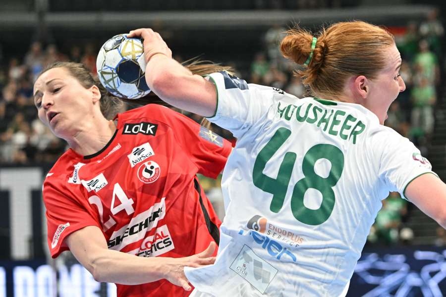Esbjerg's Norwegian left wing Sanna Solberg-Isaksen (L) and Gyor's Dutch right back Dione Housheer fight for the ball 