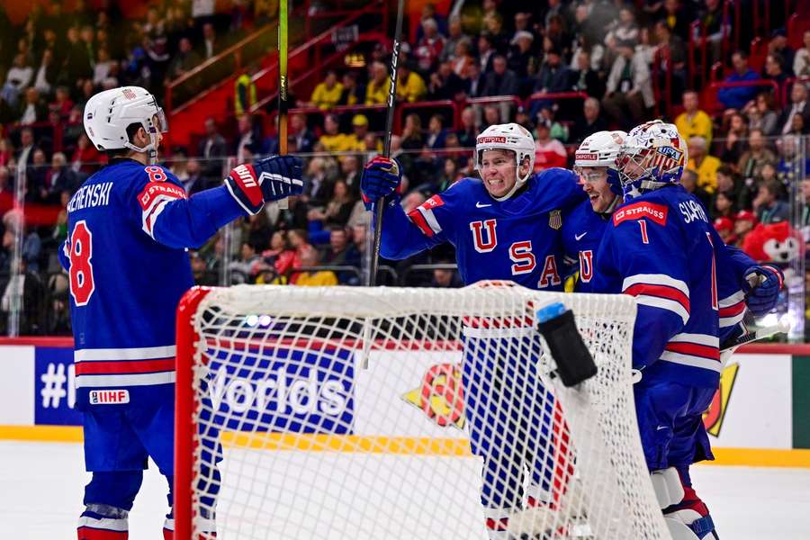 Szwedzi obudzili się za późno, USA pierwszymi finalistami MŚ w hokeju