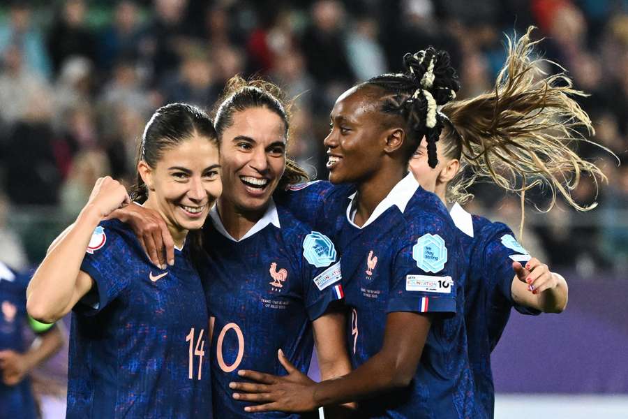 Avec une équipe remaniée, la France étrille le pays de Galles et se rapproche des quarts