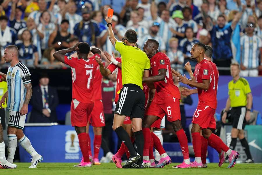 Embolo primește al doilea galben și e eliminat pentru simulare Embolo primește al doilea galben și e eliminat pentru simulare