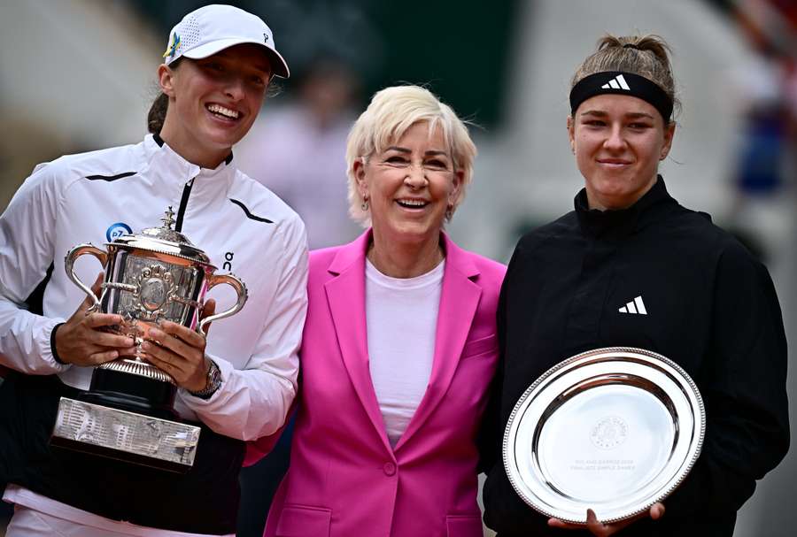 Iga Swiatek and Karolina Muchova pose with their trophies with former US tennis player Chris Evert