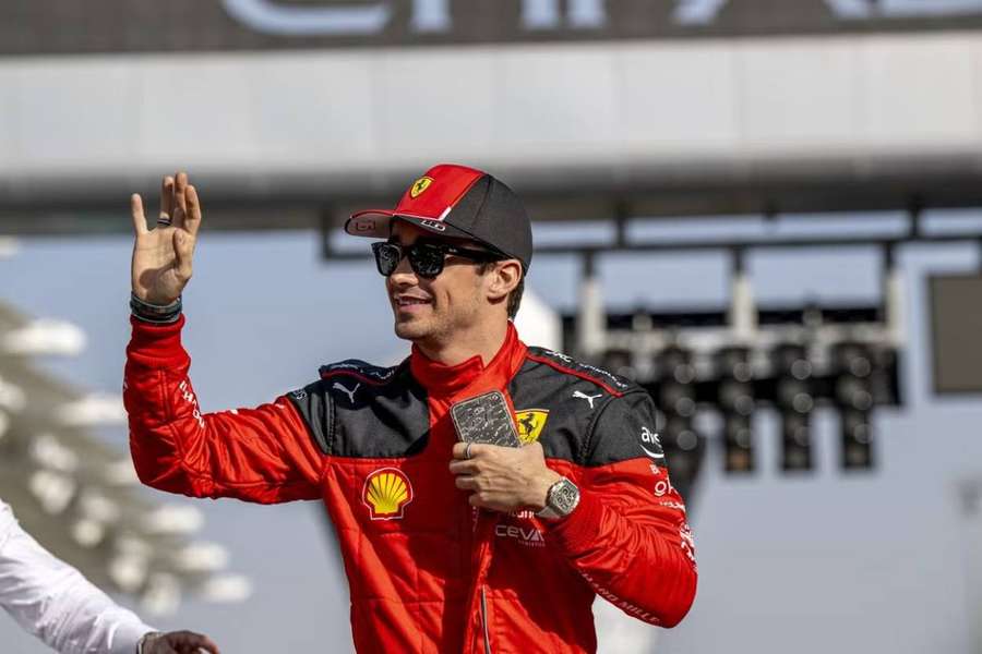 Charles Leclerc zůstává u Ferrari.