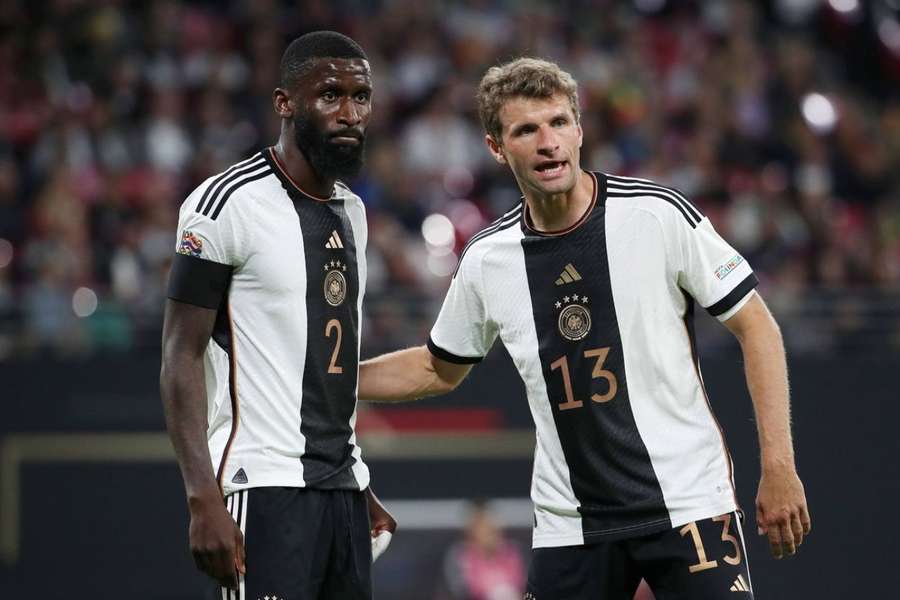 Müller a Rüdiger sa po zdravotných problémoch vrátili do tréningu. 