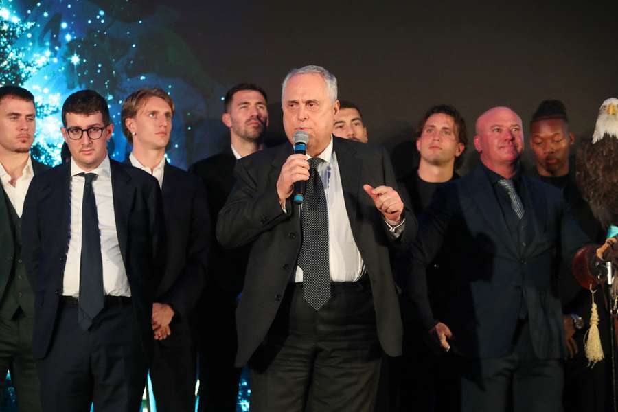 Claudio Lotito con la squadra