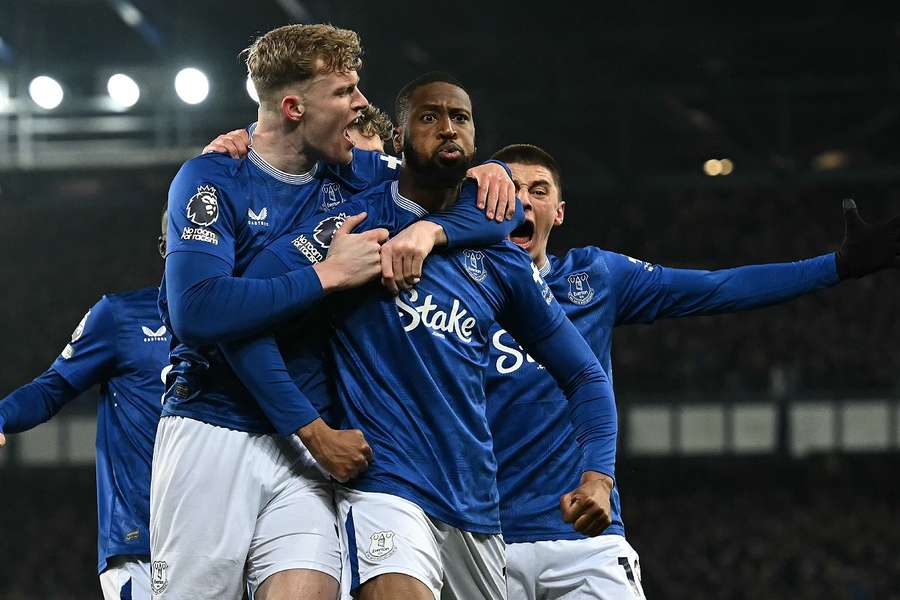 Beto célébrant le premier but d'Everton, inscrit dès la 11e minute.