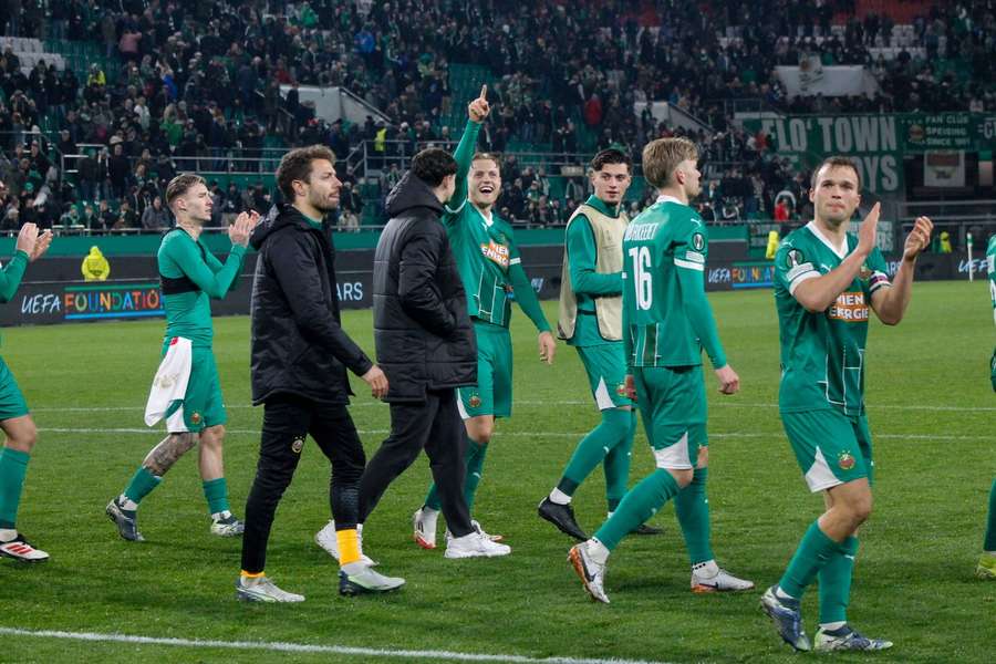 Rapid feiert mit den Fans.