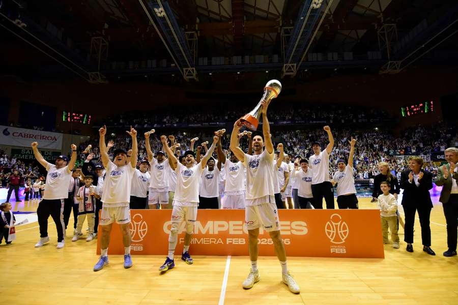 El Monbus Obradoiro celebra su título en Primera FEB, que significa el ascenso a ACB