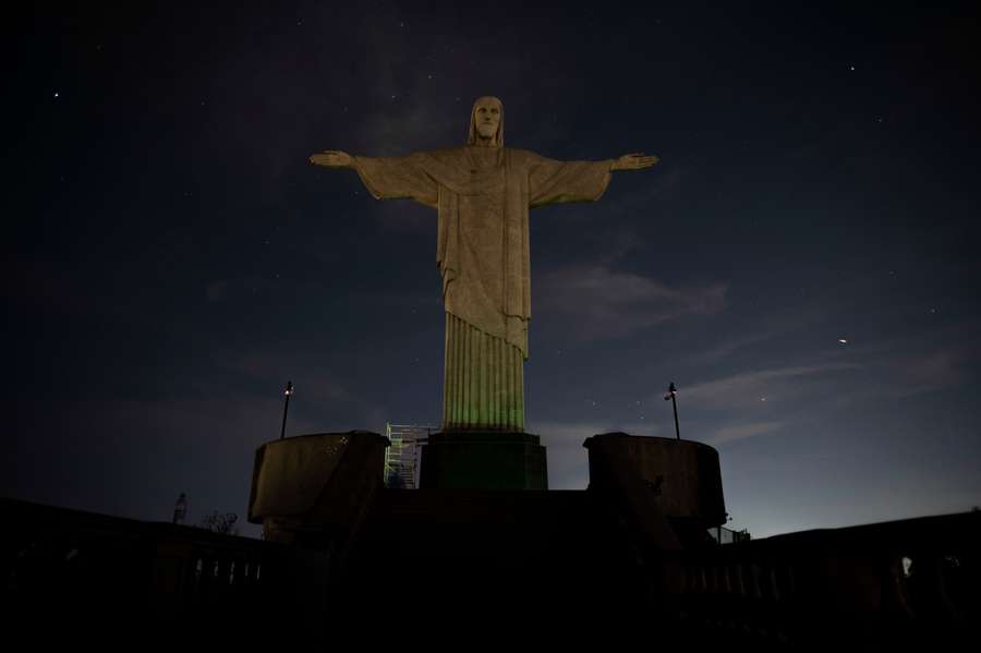 Die dunkle Christstatue in Rio de Janeiro