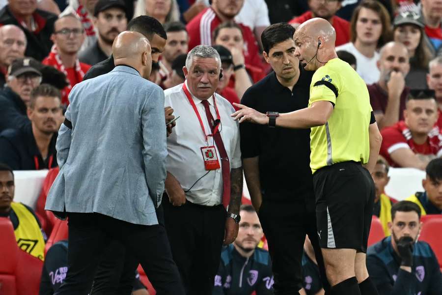 Árbitro conversou com os dois técnicos após o incidente