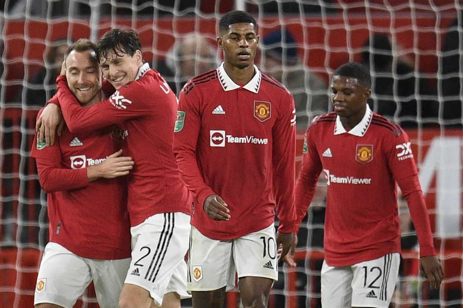 Eriksen wordt geknuffeld door Lindelof nadat hij United op 1-0 heeft gezet