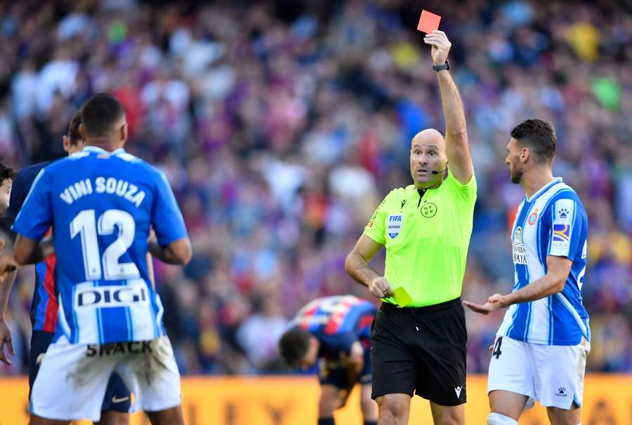 Mateu Lahoz expulsa a Vini Souza