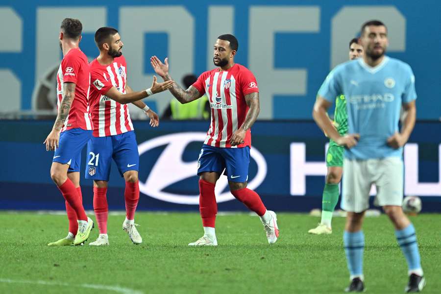 Atletico Madrid's Memphis Depay, centre, celebrates scoring his team's first goal