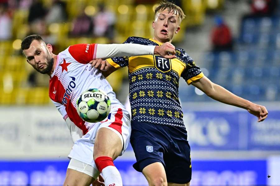 Útočník Slavie Erik Prekop v akci na půdě Teplic. Útočník Slavie Erik Prekop v akci na půdě Teplic.