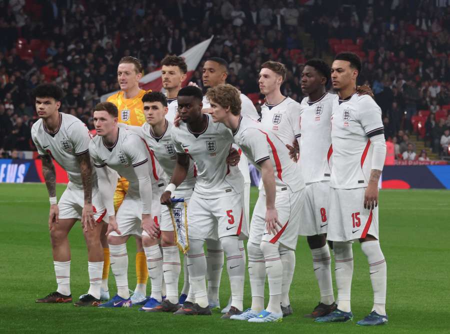 La selección de England posa para una foto antes del inicio de un amistoso internacional ante Japón