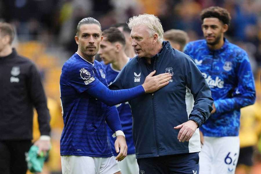 Jack Grealish fala com David Moyes