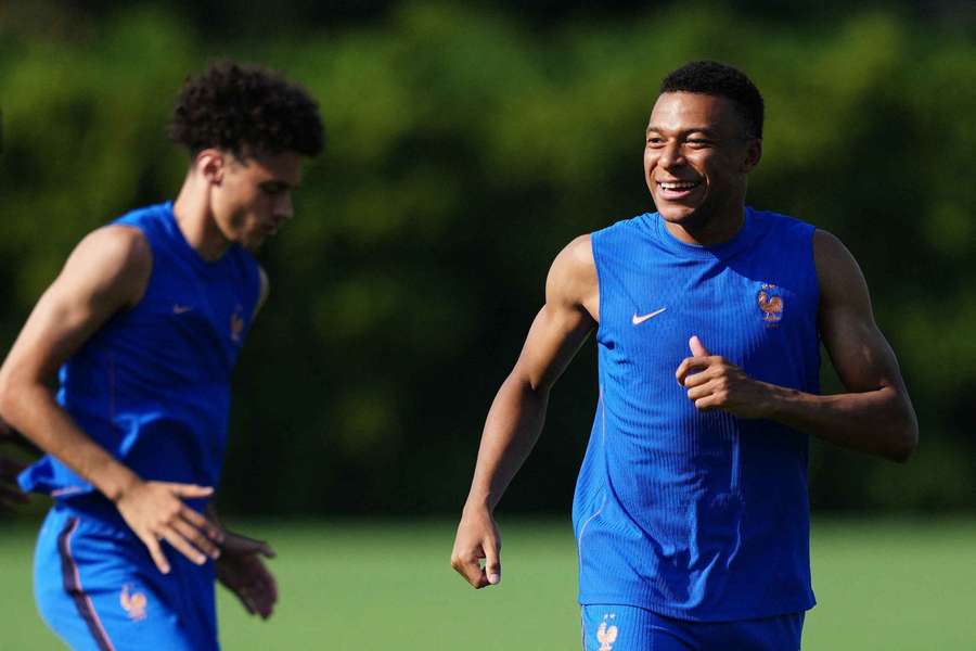 Mbappé no treino da seleção francesa Mbappé no treino da seleção francesa