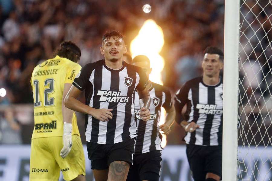 Tiquinho Soares foi o nome do passeio do Botafogo sobre o Corinthians