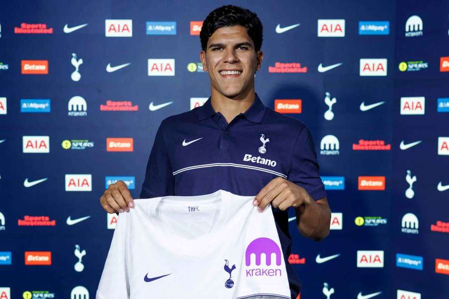 Fernandes vyšel Tottenham na 100 milionů eur. Fernandes vyšel Tottenham na 100 milionů eur.
