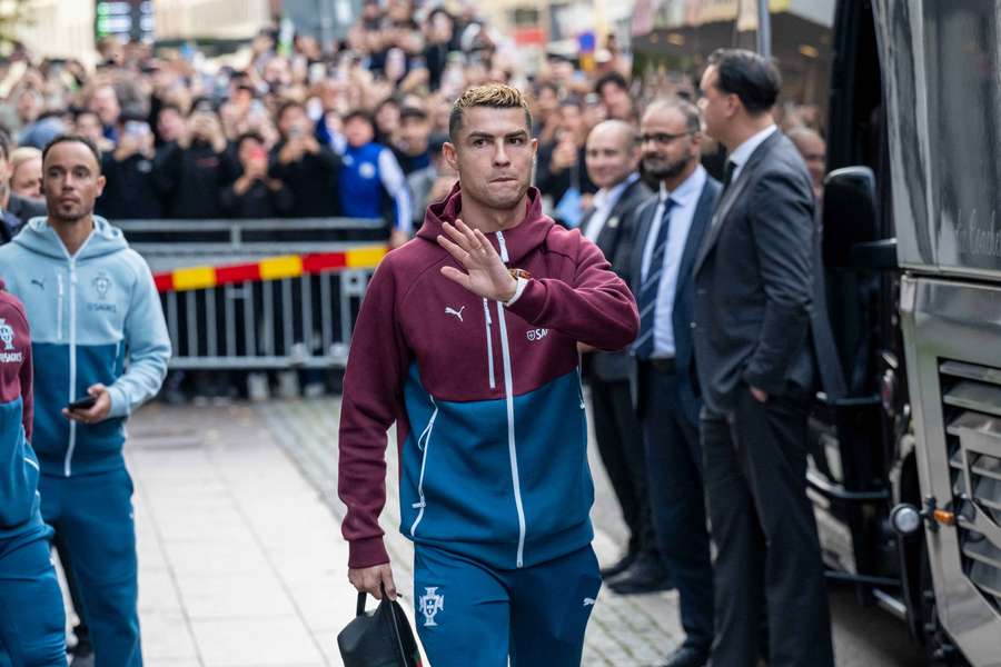 Cristiano Ronaldo i pozostali członkowie reprezentacji Portugalii opuszczają swój hotel w Malmo w Szwecji 28 września 2026 r., udając się na trening. Cristiano Ronaldo i pozostali członkowie reprezentacji Portugalii opuszczają swój hotel w Malmo w Szwecji 28 września 2026 r., udając się na trening.