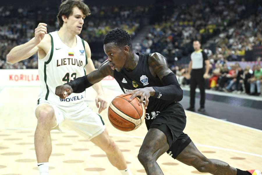 La FIBA condena los gritos racistas contra el alemán Schröder en el Eurobasket La FIBA condena los gritos racistas contra el alemán Schröder en el Eurobasket