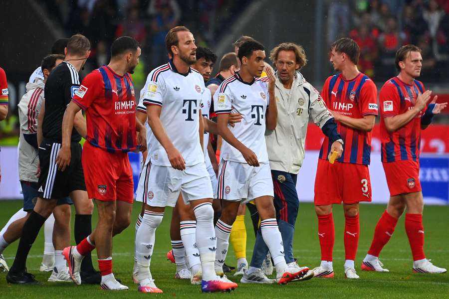 Jamal Musiala s-a prăbușit pe teren în timpul amicalului Heidenheim - Bayern Jamal Musiala s-a prăbușit pe teren în timpul amicalului Heidenheim - Bayern