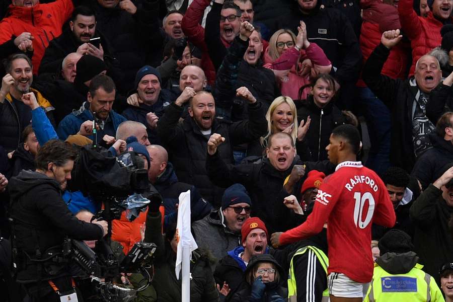 Rashford bejubelt mit den United-Fans das 2:1