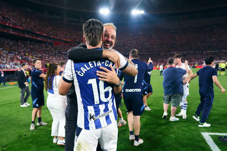 Pellegrino Matarazzo celebra con Caleta-Car el título de campeón de la Copa del Rey