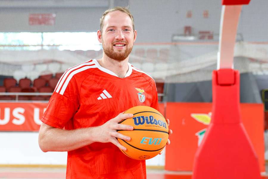 Aleksander Dziewa renovou com o Benfica até 2028 Aleksander Dziewa renovou com o Benfica até 2028