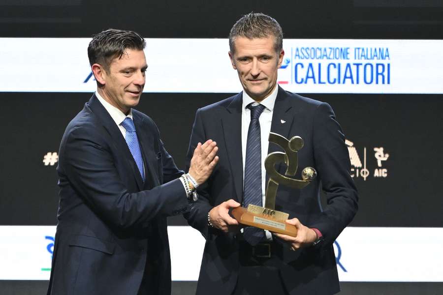 Daniele Orsato riceve il premio di "Miglior Arbitro" da Gianluca Rocchi Daniele Orsato riceve il premio di "Miglior Arbitro" da Gianluca Rocchi