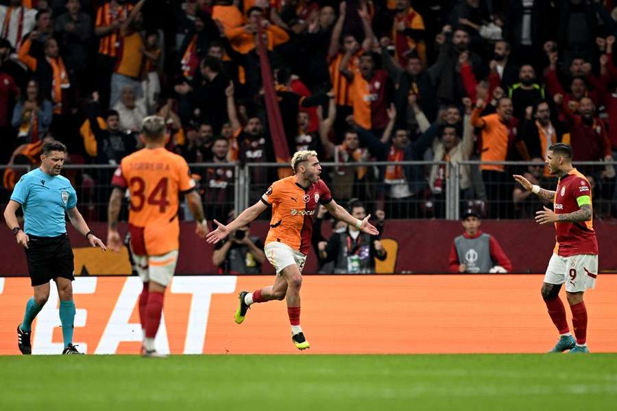 Galatasaray estava a vencer por 3-0 ao intervalo