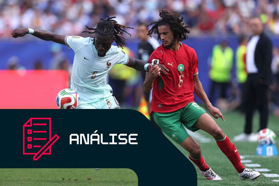 Bouaddi, de Marrocos, e Koné, de França, disputam a bola