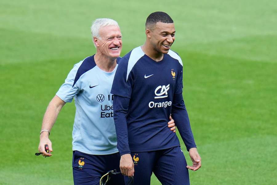 Kylián Mbappé po boku kouče Francie Didiera Deschampse.