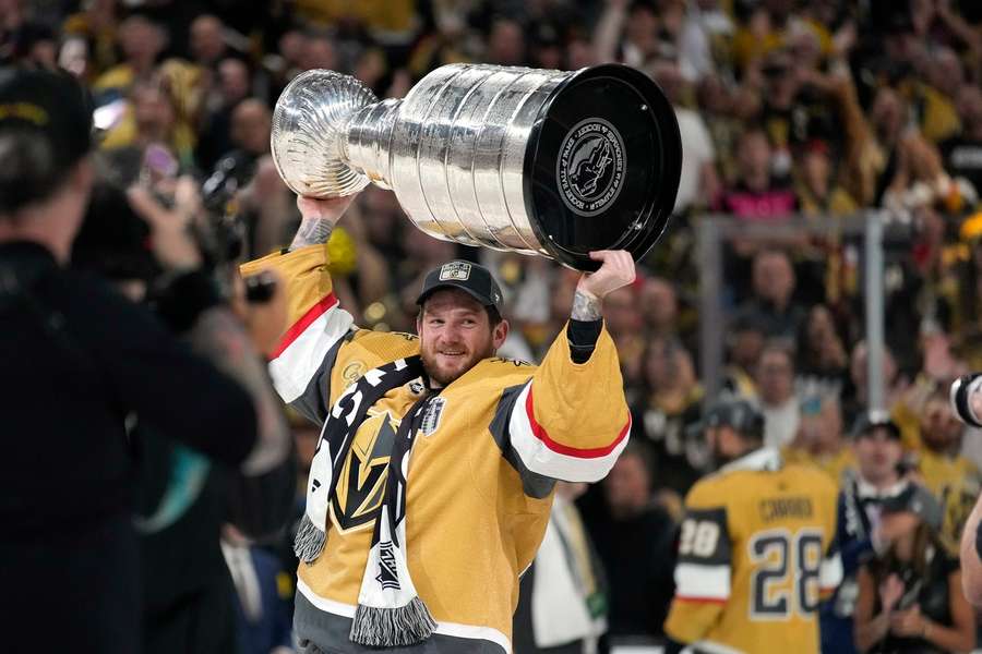 Jonathan Quick pomohl Vegas k letošnímu triumfu ve Stanley Cupu.