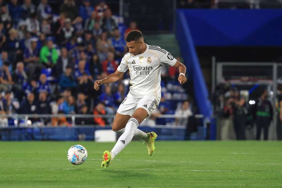 Mbappé pri gólovom zakončení.
