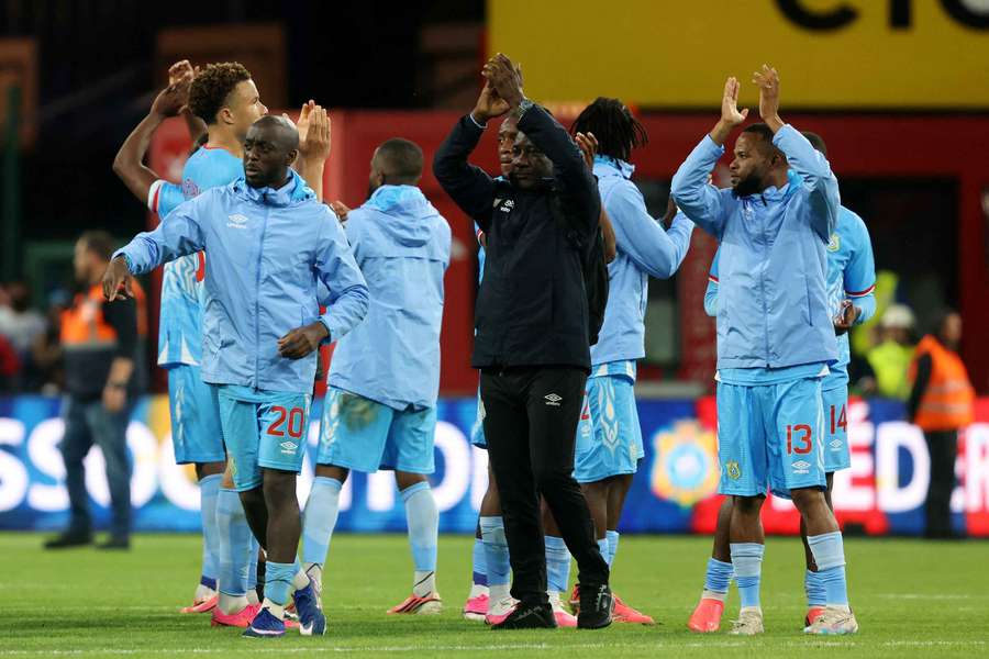 Jugadores de la RD del Congo agradecen el apoyo del público Jugadores de la RD del Congo agradecen el apoyo del público