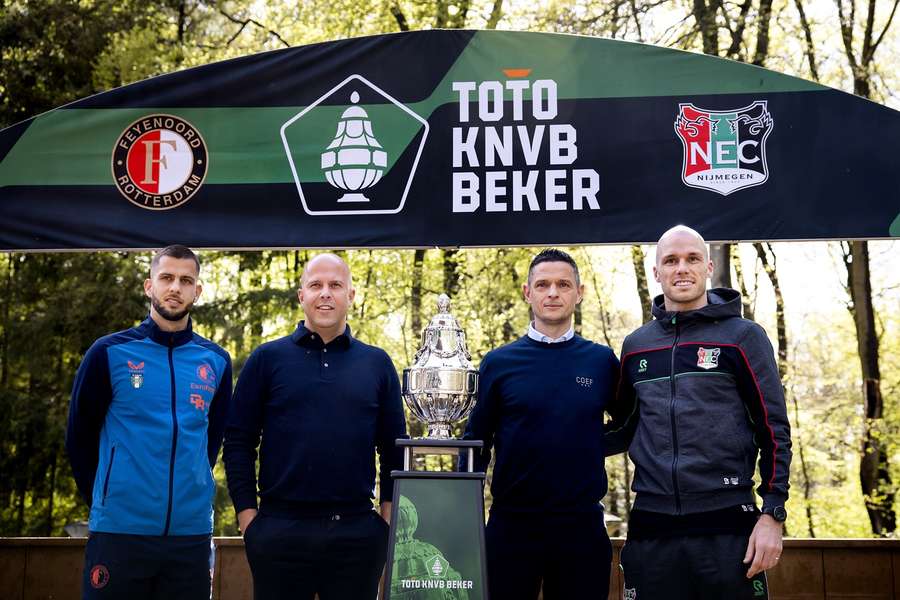 David Hancko, Arne Slot, Rogier Meijer en Bram Nuytinck poseren met de KNVB beker