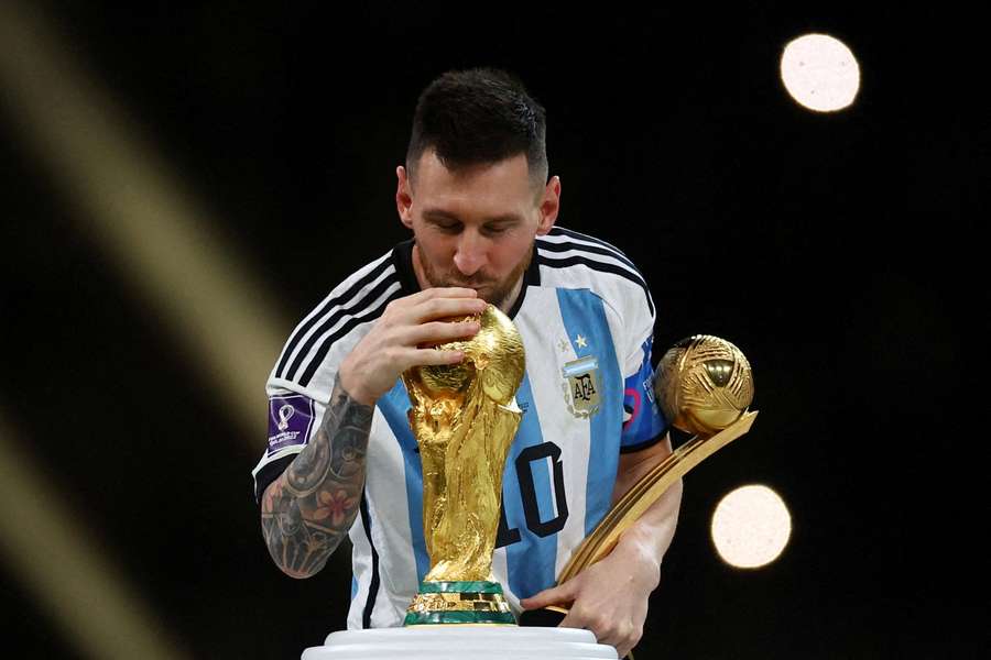 Lionel Messi beija a Copa do Mundo depois de ganhar o troféu em dezembro