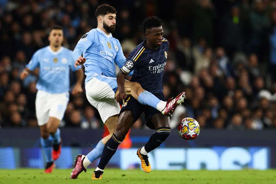 El zaguero del Manchester City Josko Gvardiol volverá a vérselas con la estrella del Real Madrid Vinícius Jr.